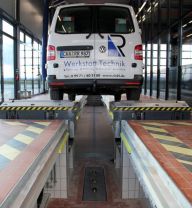 MAHA MBT 7250 Eurosystem mit Rollensatzanhebung und Bodenanker.JPG